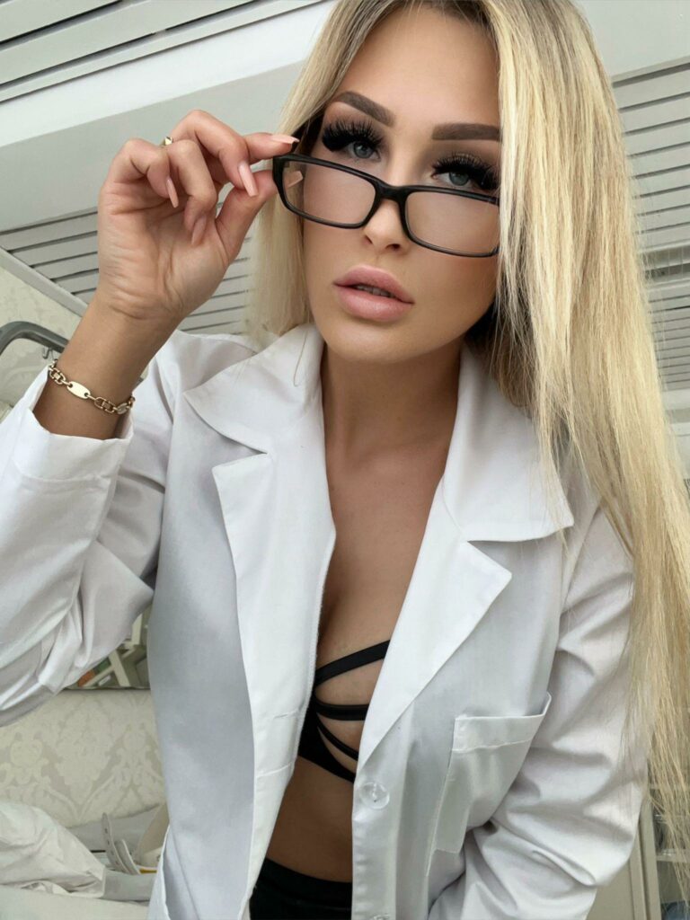 Frau Dr. Louanne